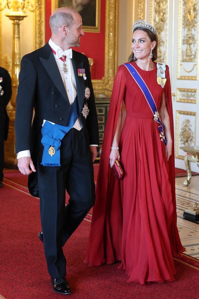 Kate Middleton, princesa de Gales, con vestido rojo de gala.