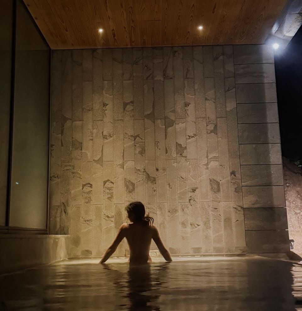 Sofía Castro dejó sin aliento a sus fans con esta foto, la primera de sus días en Nikko. 