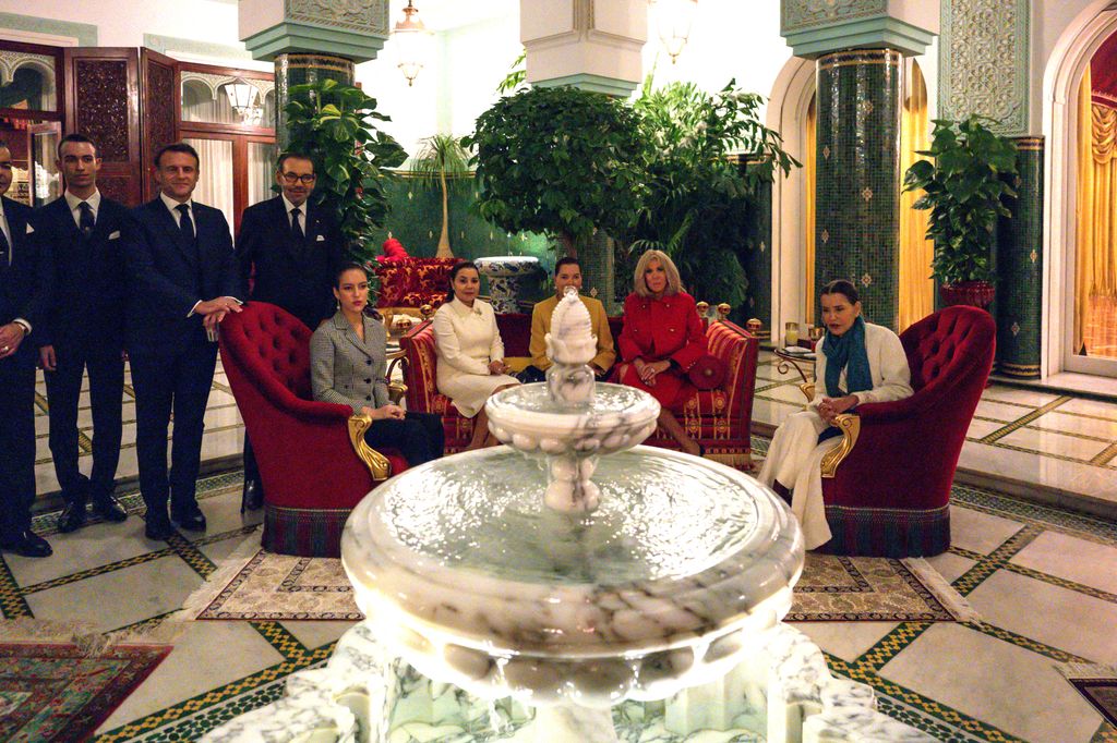 Plano entero de Mohamed VI con Moulay Hassan y Lalla Khadija en la recepción al matrimonio Macron 