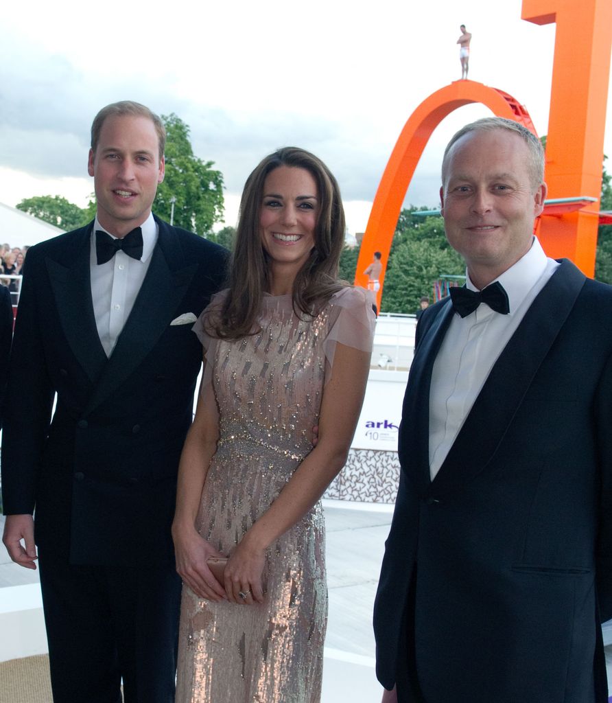 El príncipe William y la princesa Kate con Ian Wace en una foto de 2011.