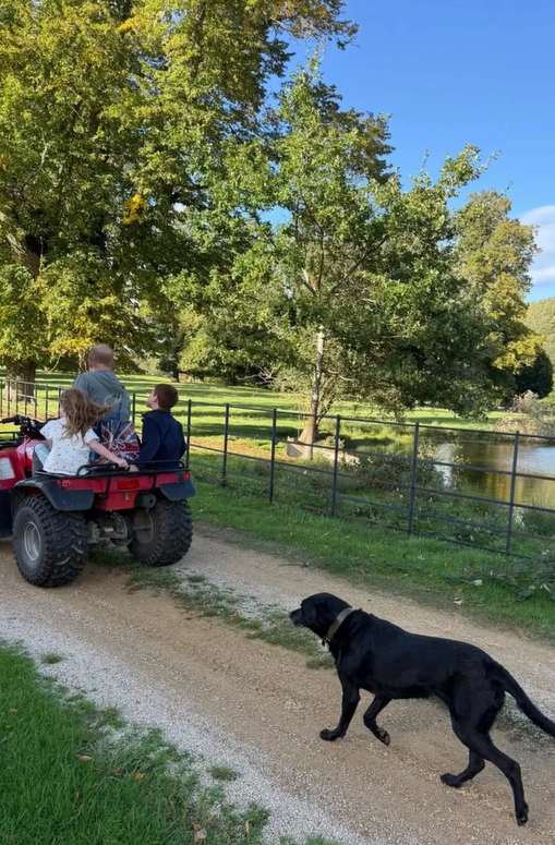Archie y Lilibet con su padre en un quad