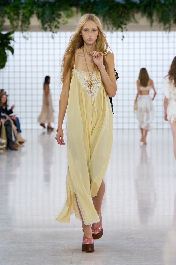 Colores pasteles sobre la pasarela de Chloé SS25