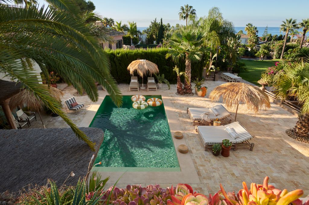 Piscina de ‘Villa Las Tortugas’, con vistas al mar Mediterráneo