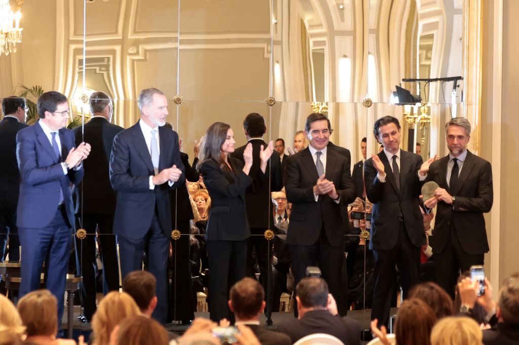 Plano medio de los reyes otorgando el premio a Carlos Franganillo