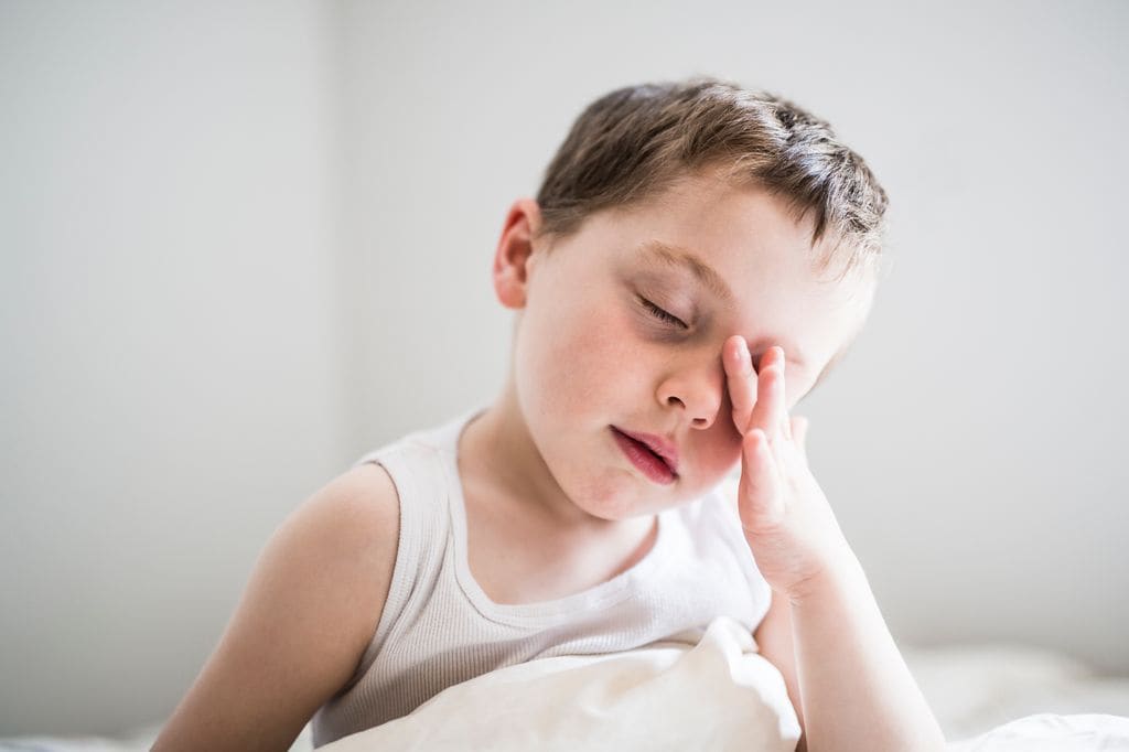 Niño con síntomas de cansancio por anemia