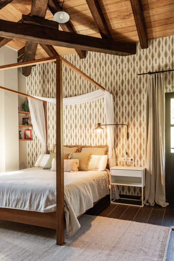 Dormitorio con cama con dosel