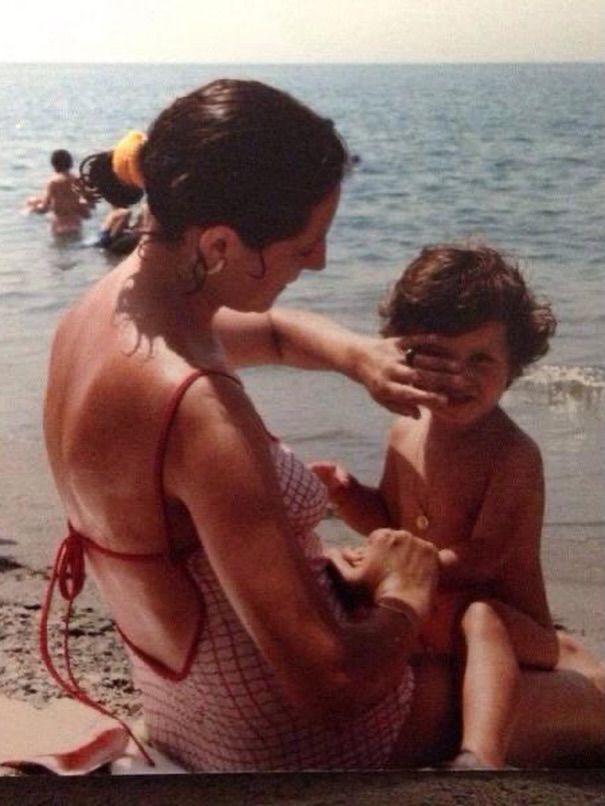 Otra imagen de Sara con su madre