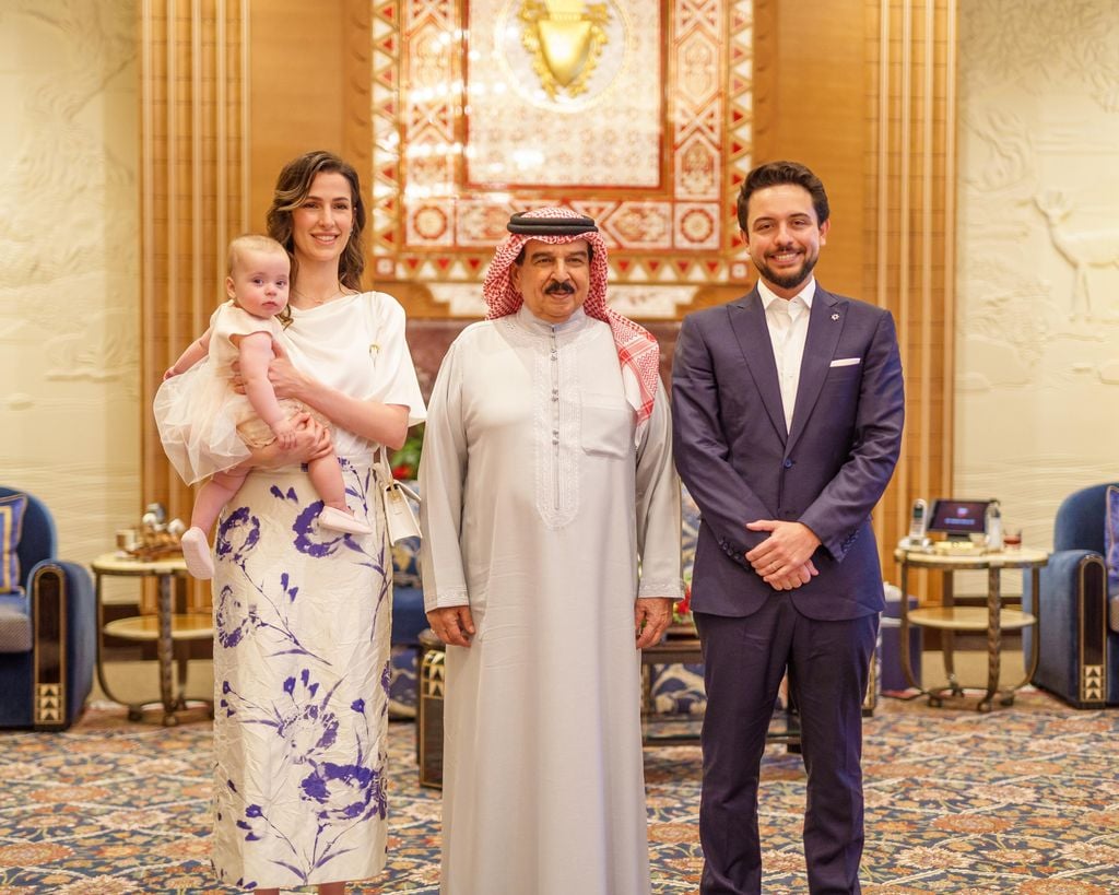 Rajwa de Jordania, Hussein de Jordania con su hija la princesa Iman en Baréin con el rey de Baréin 