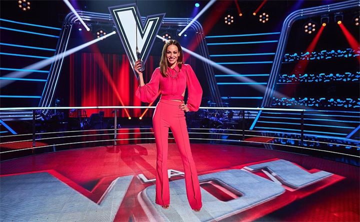 Los trucos de Eva González para estilizar la figura con el color más viral de la temporada