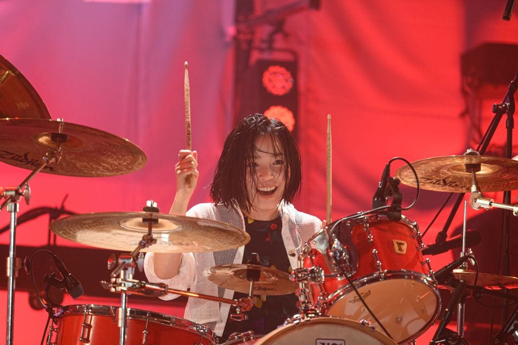 'Corazón de cristal' sigue a Akane, una joven batería a la que expulsan de su banda de repente