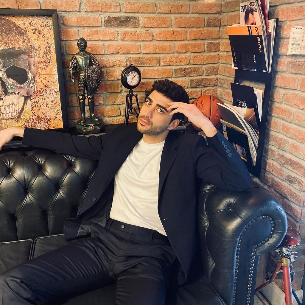 Tras la separación de sus padres, Doğukan Güngör encontró su refugio en el teatro