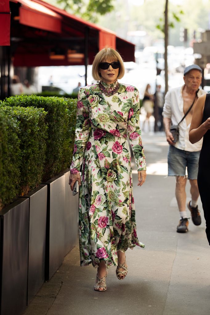 Ana Wintour con estampado de flores
