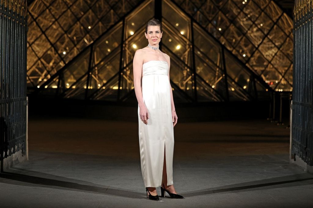 Carlota Casiraghi con vestido blanco.