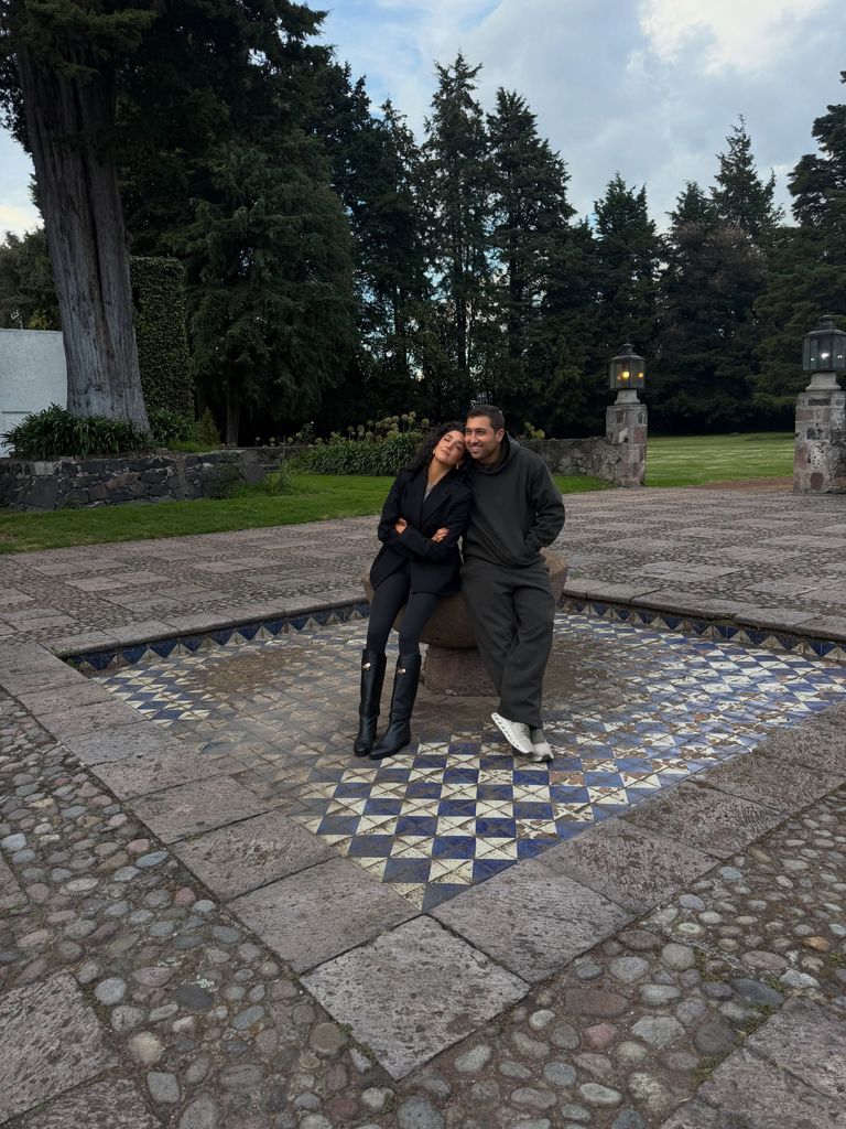 Ale y Nader, muy enamorados en los rincones del lugar donde Ale creció.