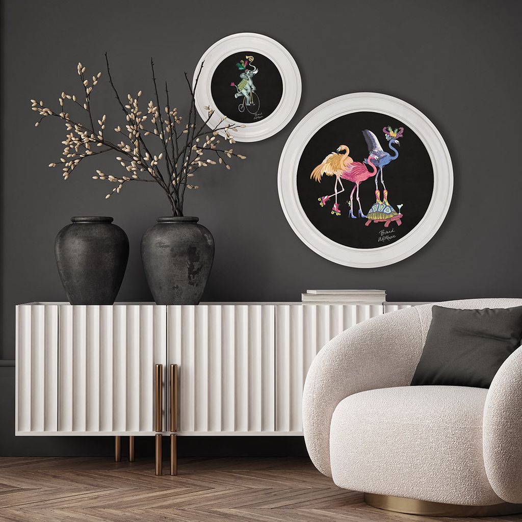 Rincón con aparador blanco y láminas en marcos redondos