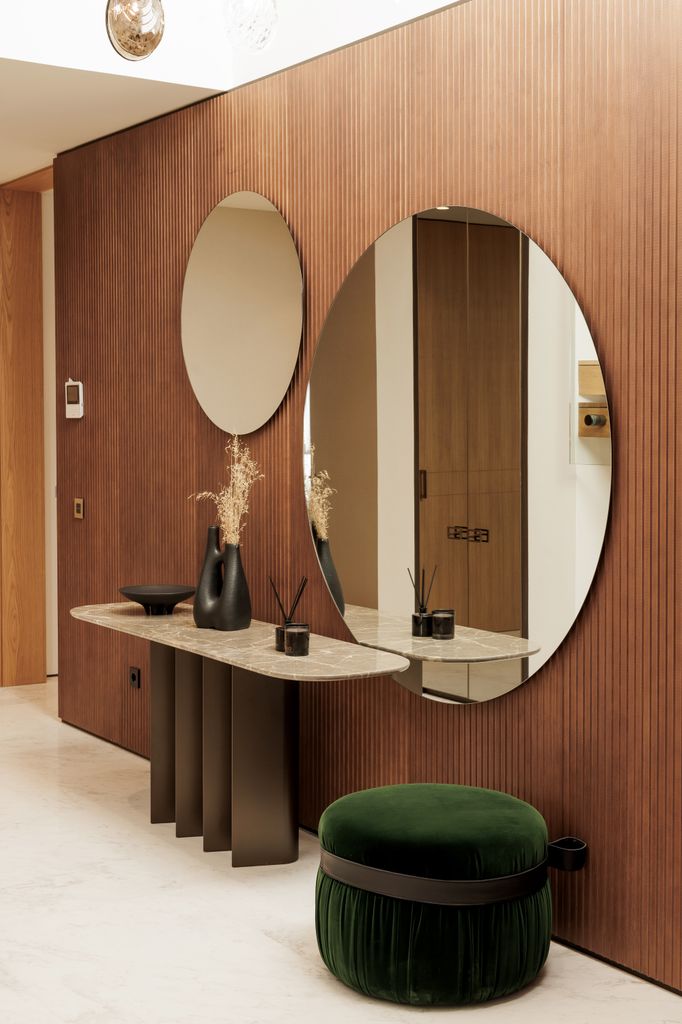 Pared revestida con madera oscura