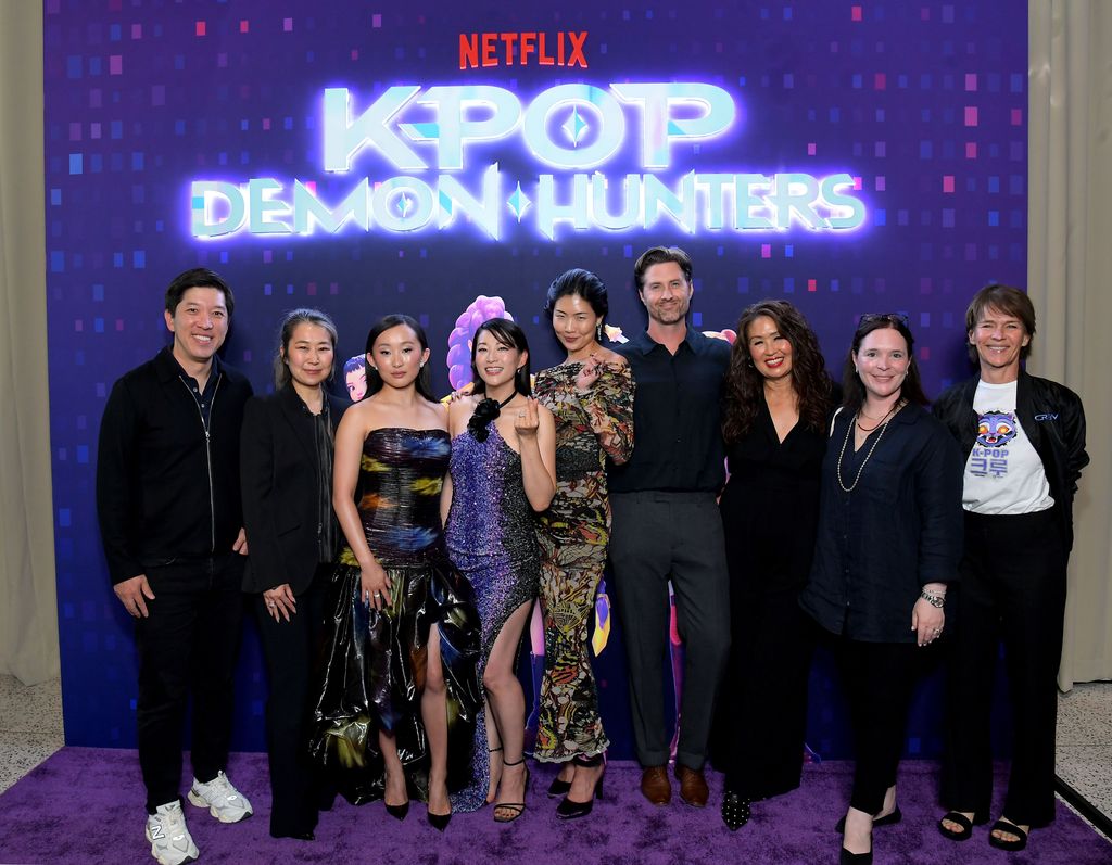 De izquierda a derecha: Dan Lin, Maggie Kang, Ji-young Yoo, Arden Cho, May Hong, Chris Appelhans, Michelle Wong, Hannah Minghella y Kris†ine Belson