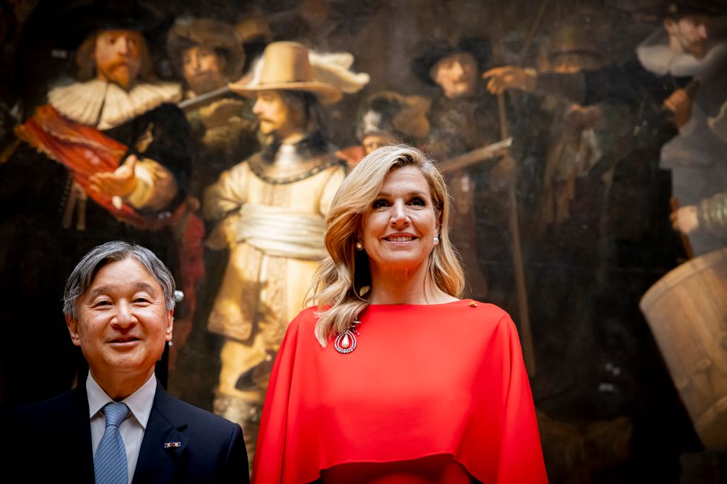 Máxima rescata un vestido capa rojo con el emperador de Japón