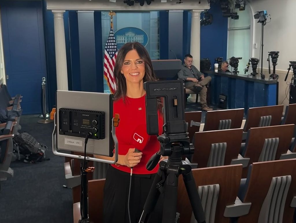 Antes de regresar a Madrid, Sara Canals ejerció como corresponsal en Washington, donde siguió de cerca la actualidad política desde la Casa Blanca