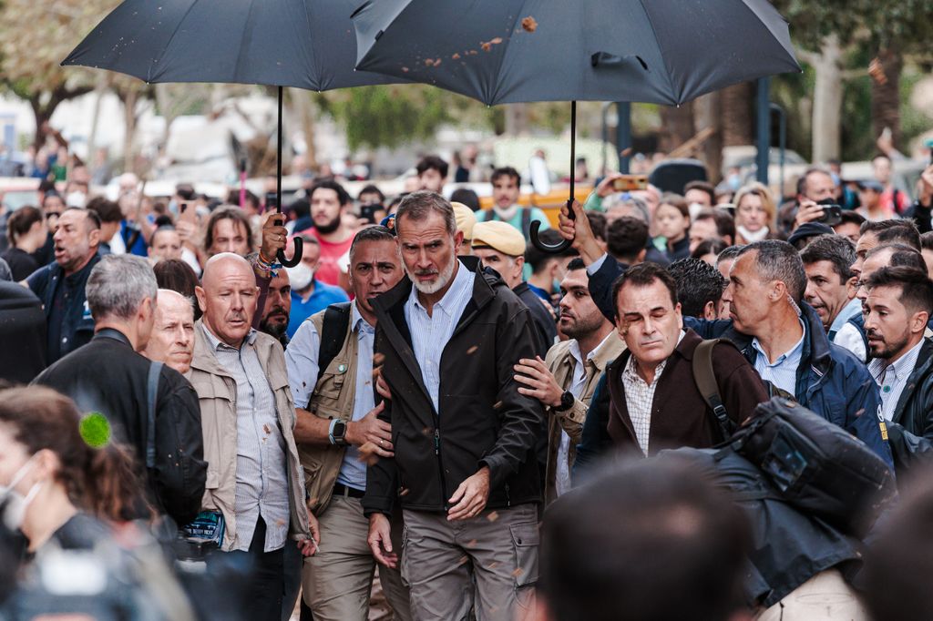 Rey Felipe entre la multitud durante su visita a las zonas afectadas por la DANA mientras arrojan objetos