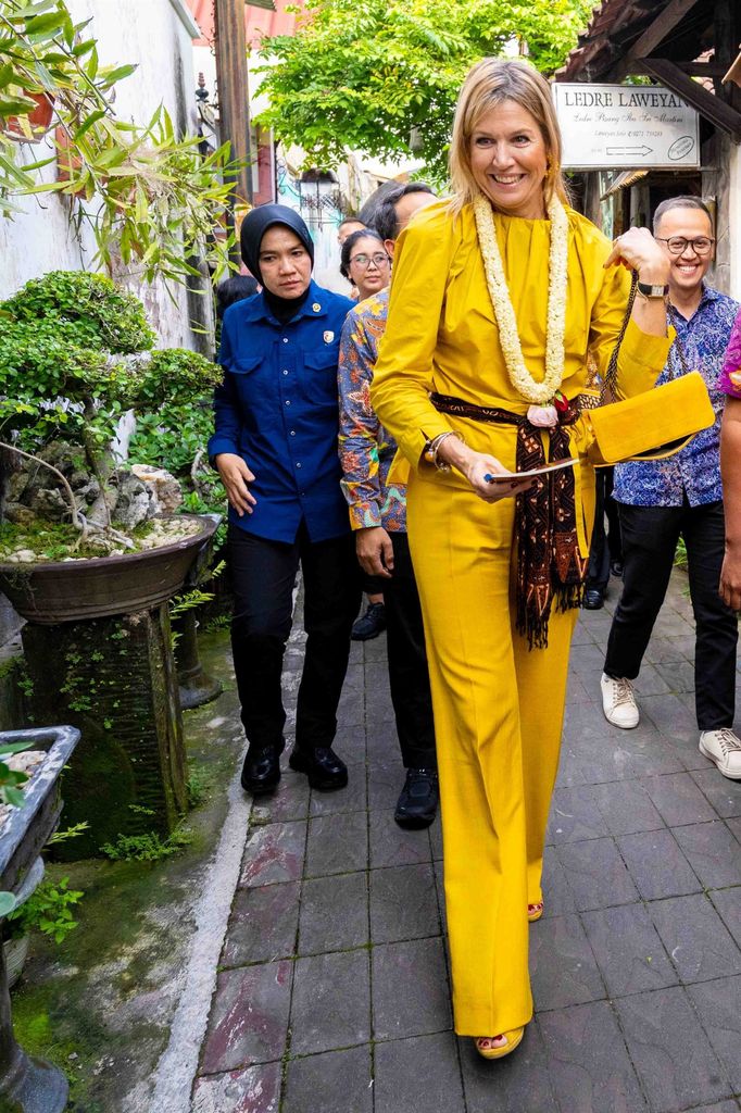Máxima de Holanda elige en Indonesia el color que fue exclusivo de los emperadores.