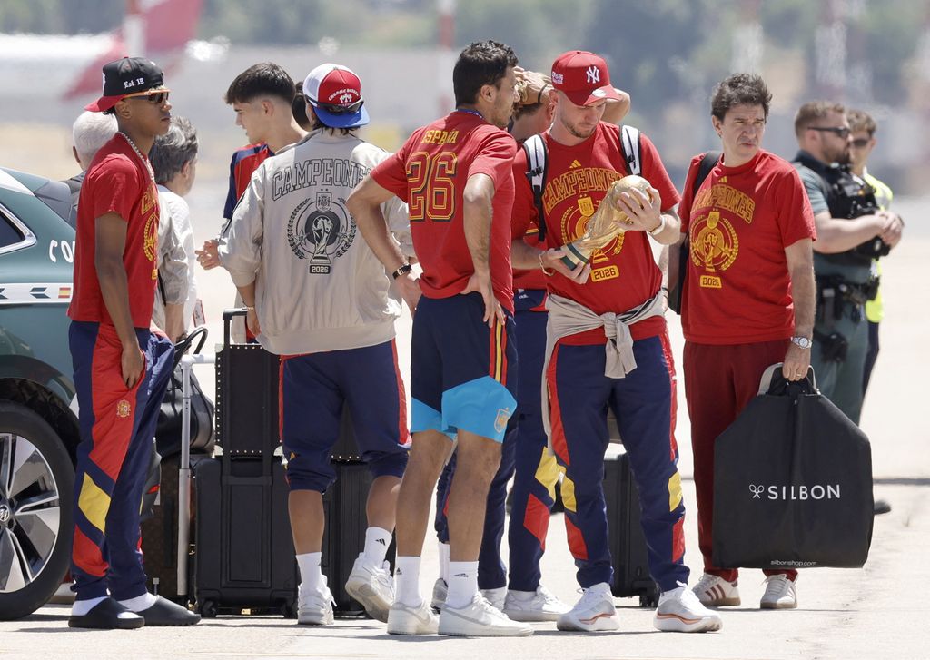 Aymeric Laporte junto a sus compañeros en Barajas
