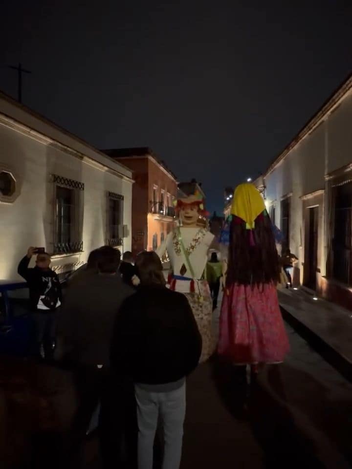 La fiesta continuó con una callejoneada