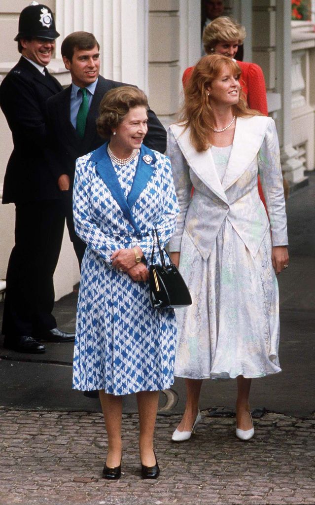 Isabel II junto al Duque y la Duquesa de York
