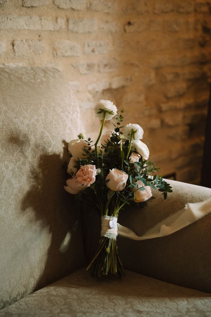 Ramo de novia de tonos melocotón y blanco