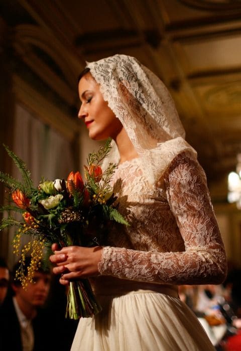Vestido de novia dos piezas, con falda, top de encaje y velo-capucha a juego. De Carmen Halffter. © Instantánea & Toma Primera 