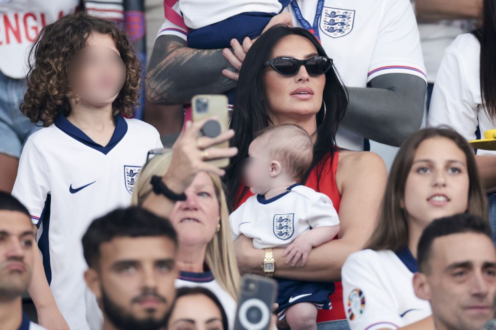 Annie Kilner con dos de sus hijos. Final Eurocopa 2024