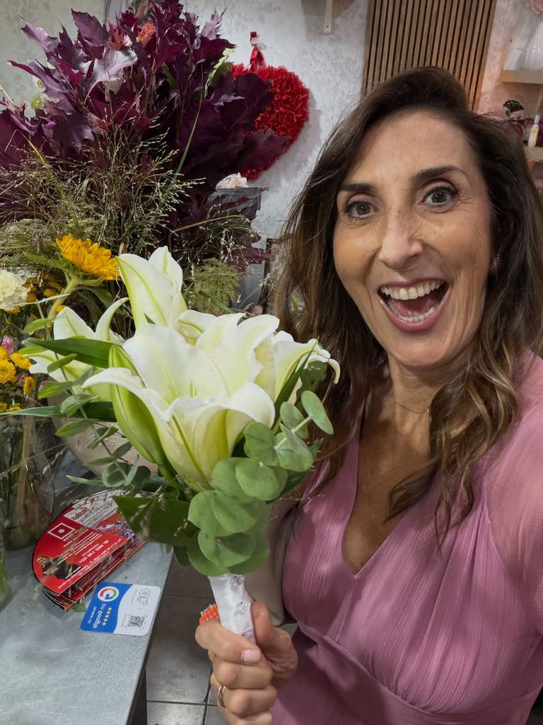 La presentadora, con el ramo de la novia