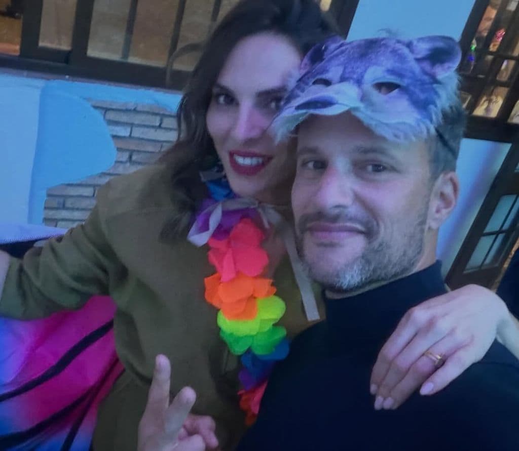 Irene Rosales con su novio Guillermo en la boda de unos amigos