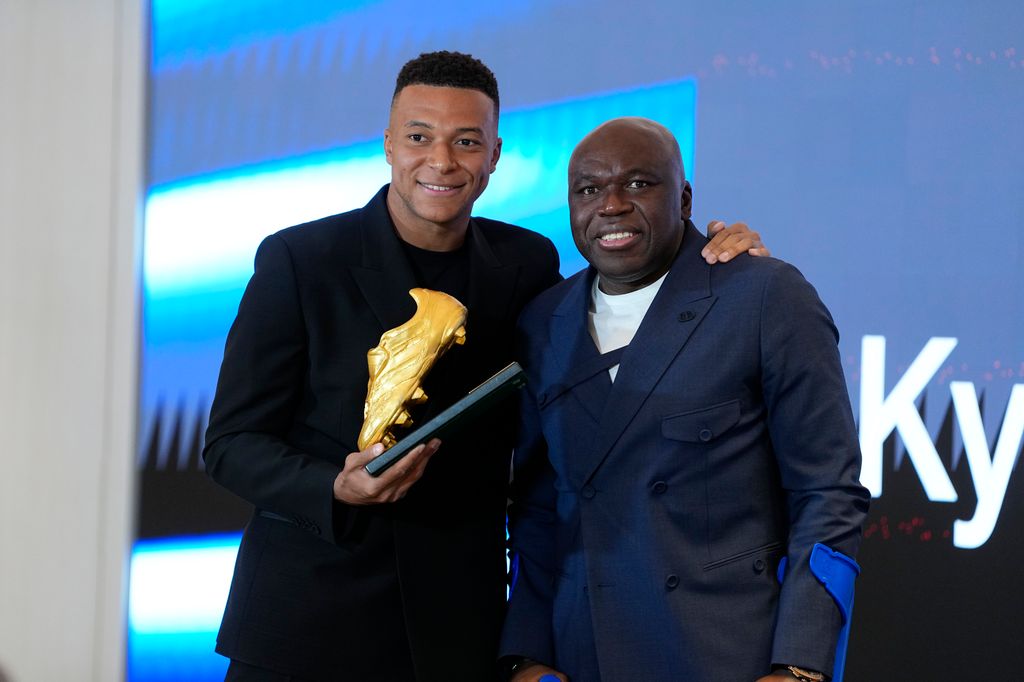 Kylian Mbappé con su padre Wilfried Mbappé tras recibir la Bota de Oro en 2024.