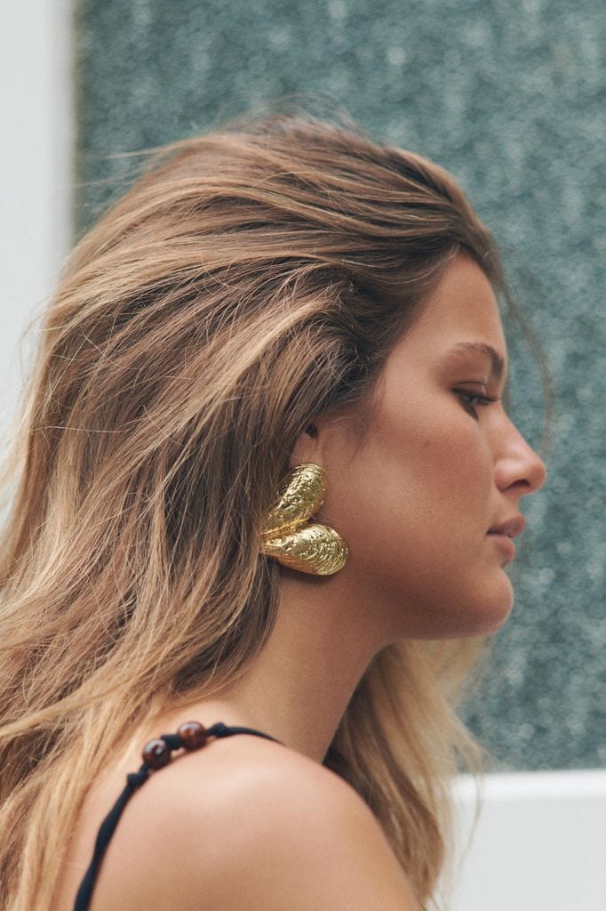 Pendientes dorados para invitadas a bodas en rebajas Zara