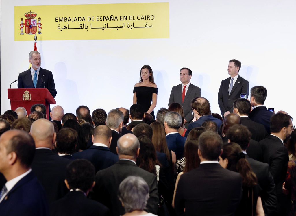 Los reyes Felipe y Letizia con la colectividad española en Egipto 
