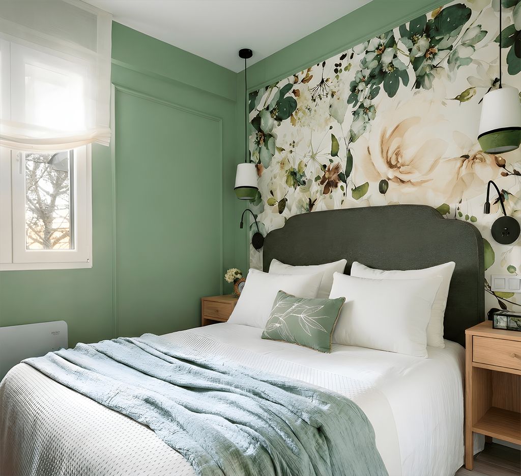 Dormitorio verde con papel pintado. 