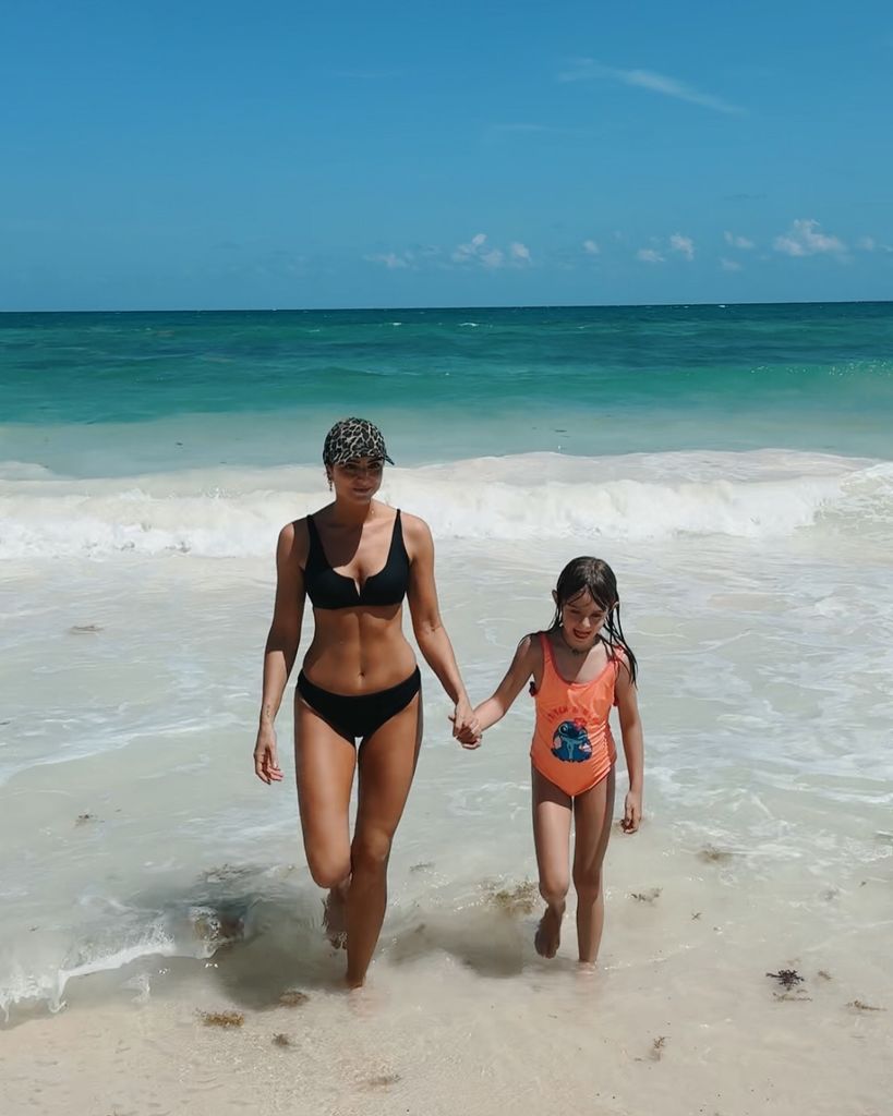 Aislinn Derbez y su hija Kailani en la playa