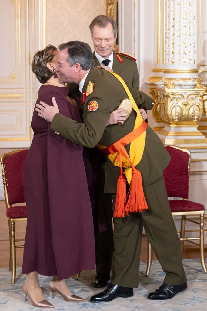 El abrazo de Guillermo de Luxemburgo a su madre, la Gran Duquesa María Teresa
