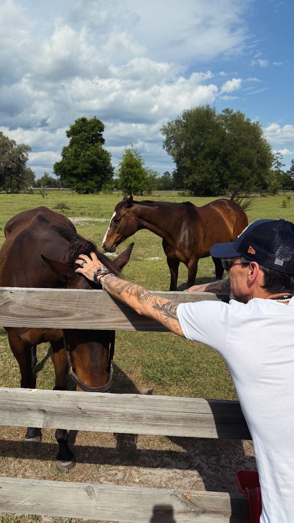 Marc Anthony disfrutando de ver a sus caballos