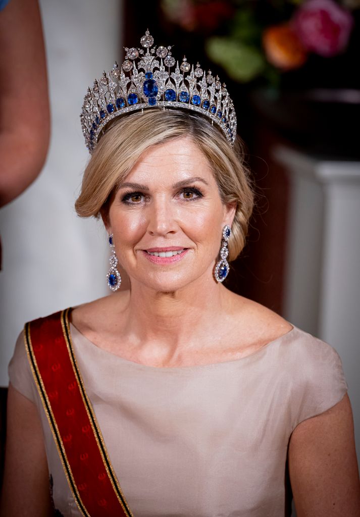 La reina Máxima junto a la tiara de zafiros