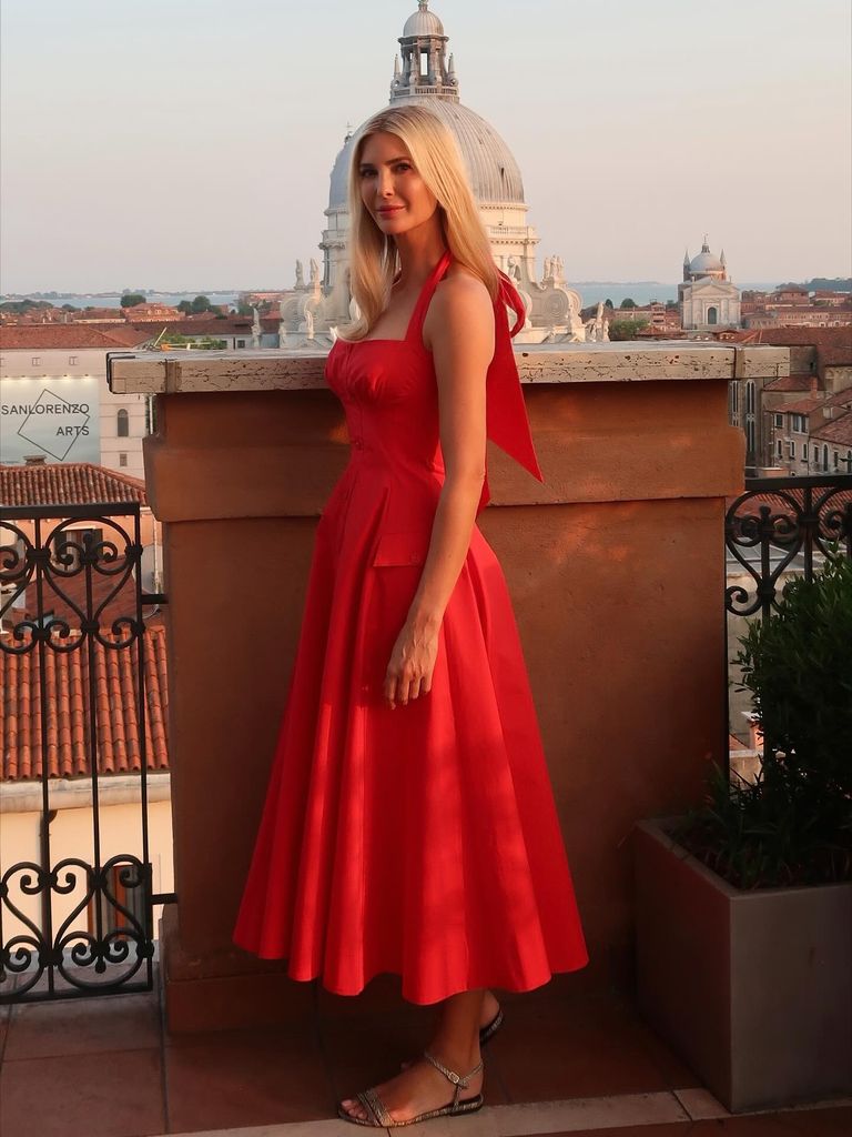 Ivanka Trump lució guapísima en un vestido rojo que complementó con sandalias.