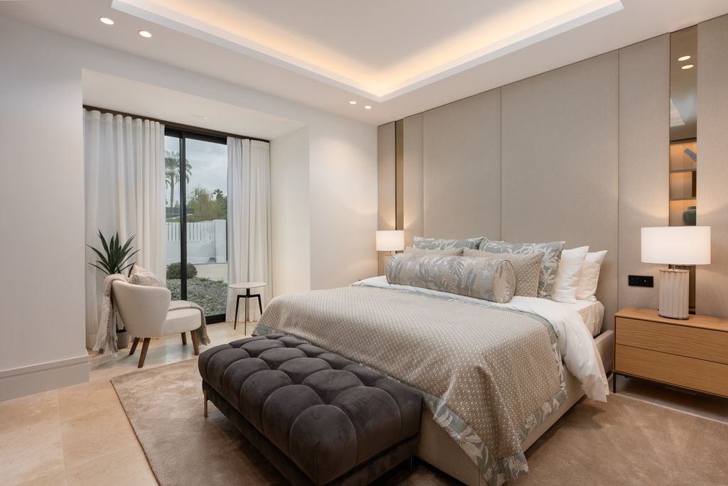 Dormitorio decorado en gris y madera