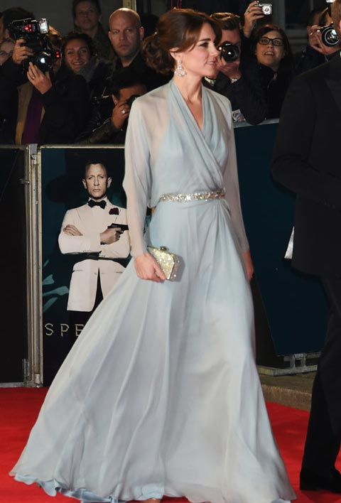 La duquesa de Cambridge deslumbró durante el estreno de la película de James Bond que tuvo lugar en el Royal Albert Hall de Londres
