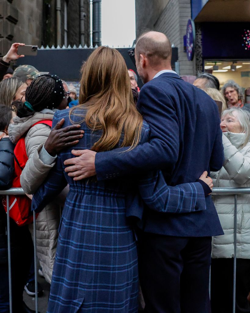 William y Kate incluso se retrataron con la gente que se reunió para verlos en Stirling.