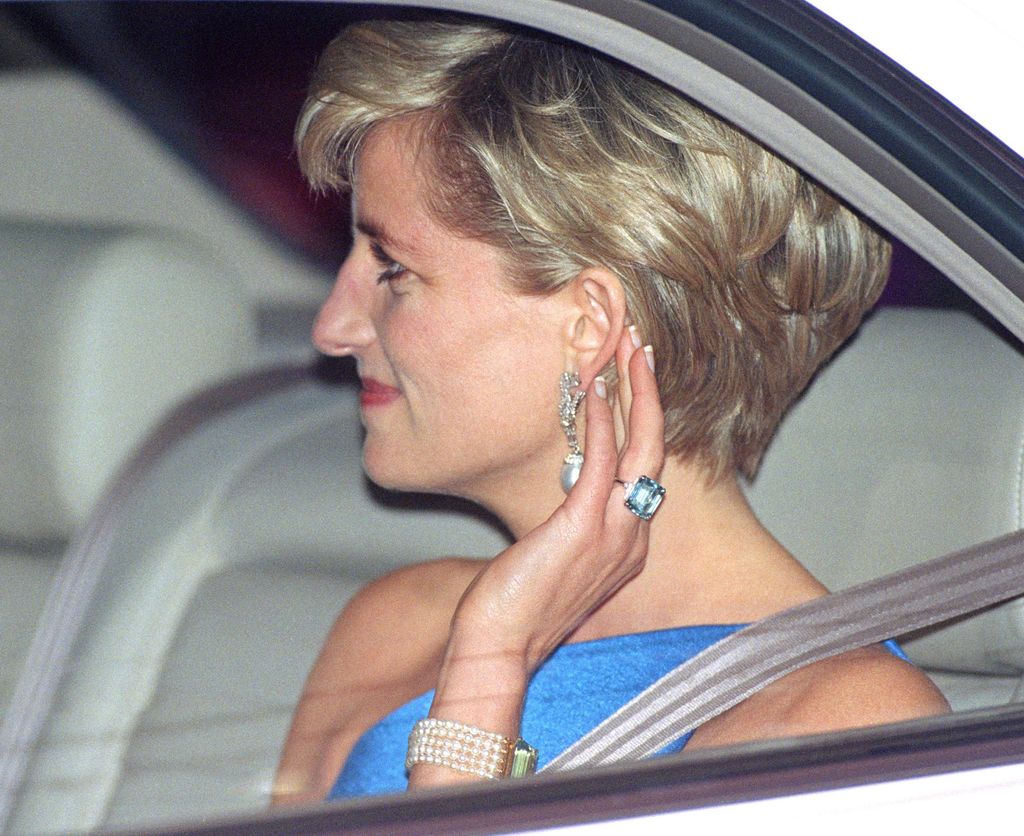 Dana de Gales luciendo el anillo de aguamarina, que Meghan Markle recibió en herencia
