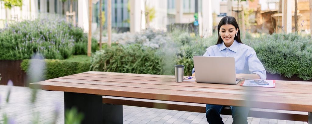 Mujer estudiando un curso online