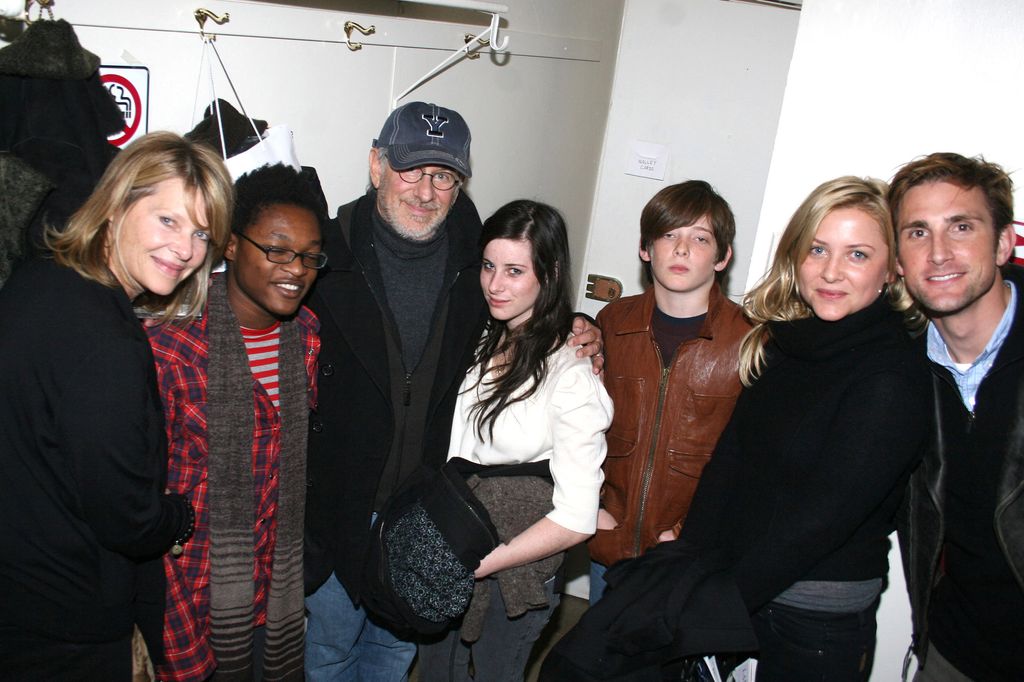 Kate Capshaw y Steven Spielberg posaron junto a varios de sus hijos, Theo, Sasha y Sawyer Spielberg, además de Jessica Capshaw y su marido, Christopher Gavigan, en una de las escasas imágenes públicas del numeroso clan familiar