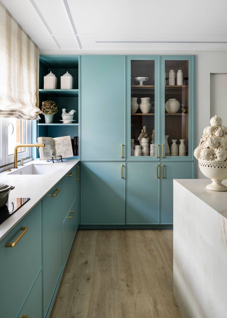 Cocina azul con encimera despejada. 