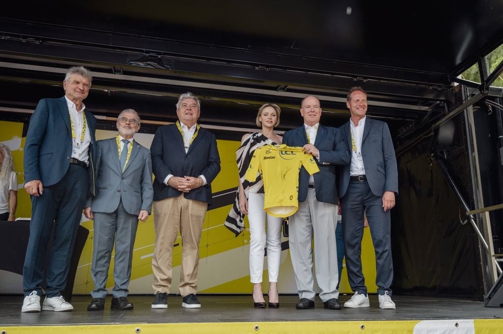 Alberto y Charlene de Mónaco en una etapa del tour de Francia el 21 de julio de 2024